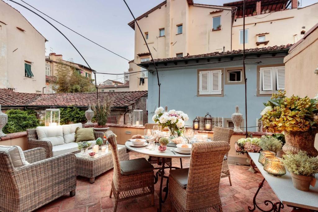 CASA BRUMAR, the Most Central Terrace inside the Walls of Lucca – Lucca